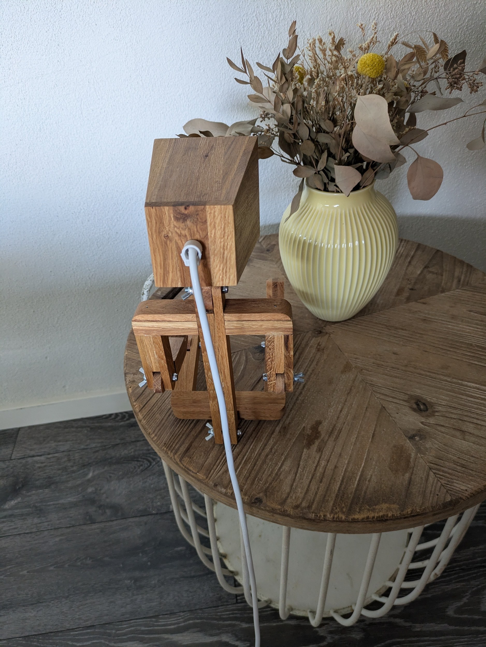 trælampe i genbrugstræ formet som en mand