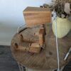 Lampe i træ formet som mand – bevægelig og bæredygtig