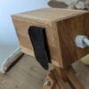 Lampe i træ formet som hund. Dekorativ lampe i træ formet som en hund. Justerbare ben så den kan sidde eller stå. Fremstillet af genbrugstræ – et bæredygtigt valg.